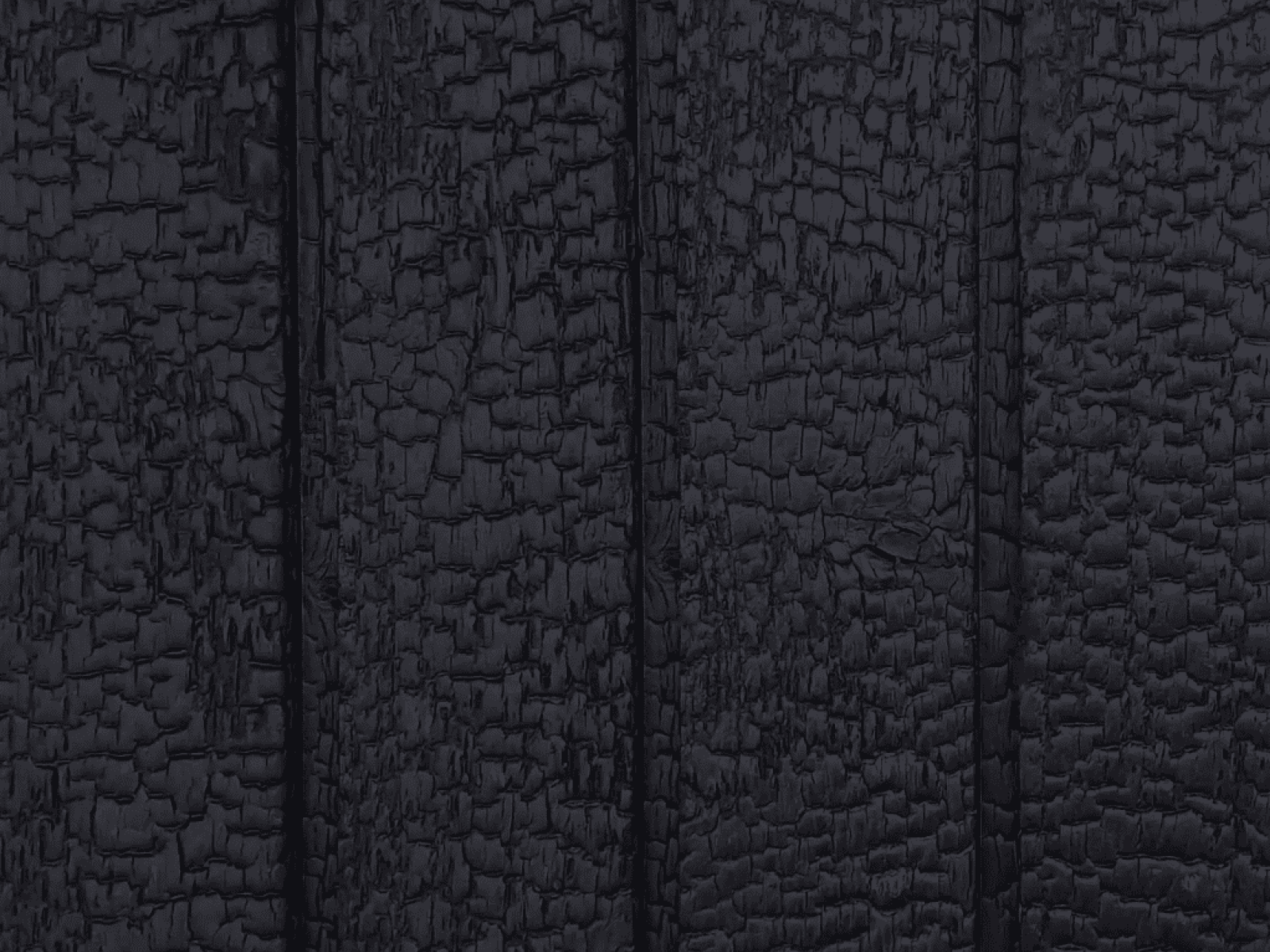 Bränt trä i färgen Carbon.