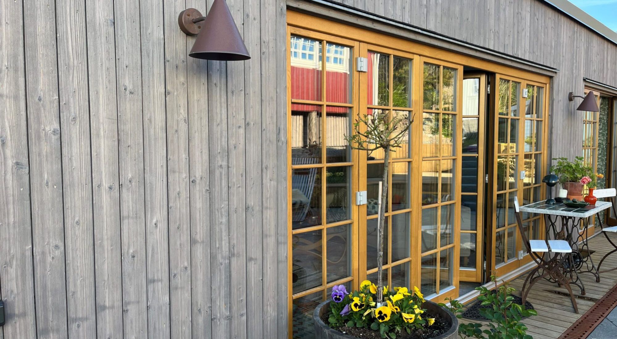 Fasad med minimalt underhåll i bränt trä.