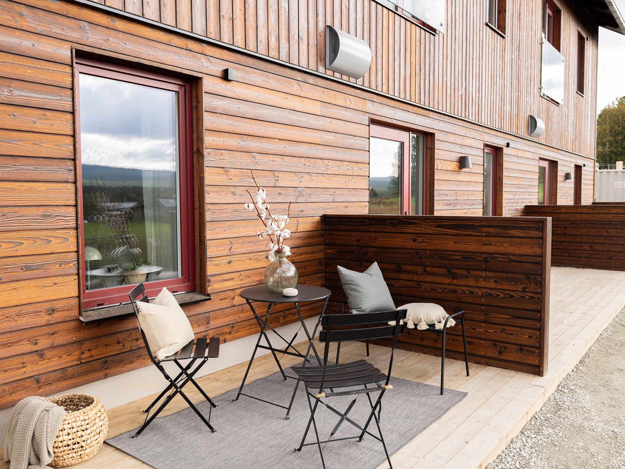 Terrass i hållbart och slitstarkt bränt trä.