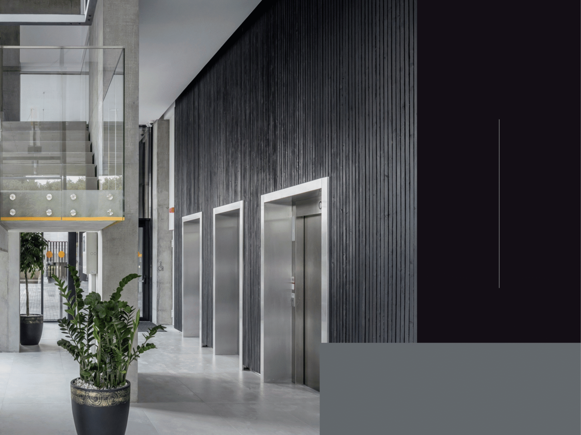 Interiör i bränt trä.